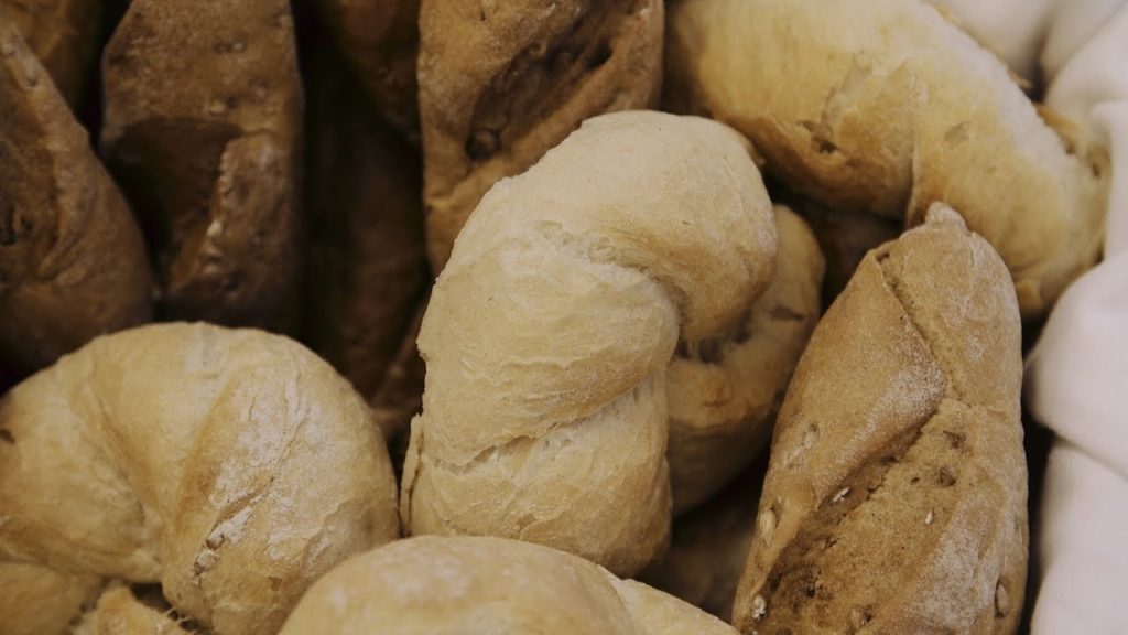 Video-Turning-bread-into-beer-to-fight-food-waste